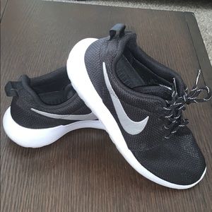 Roshe Nike tennis shoes